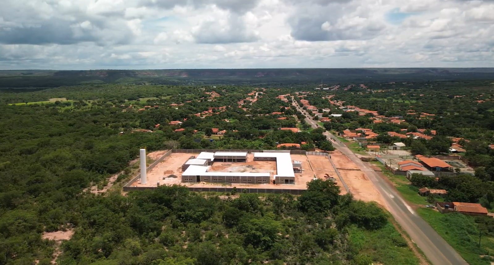 Vista aérea da obra do Centro Cultivar, ao lado da rodovia