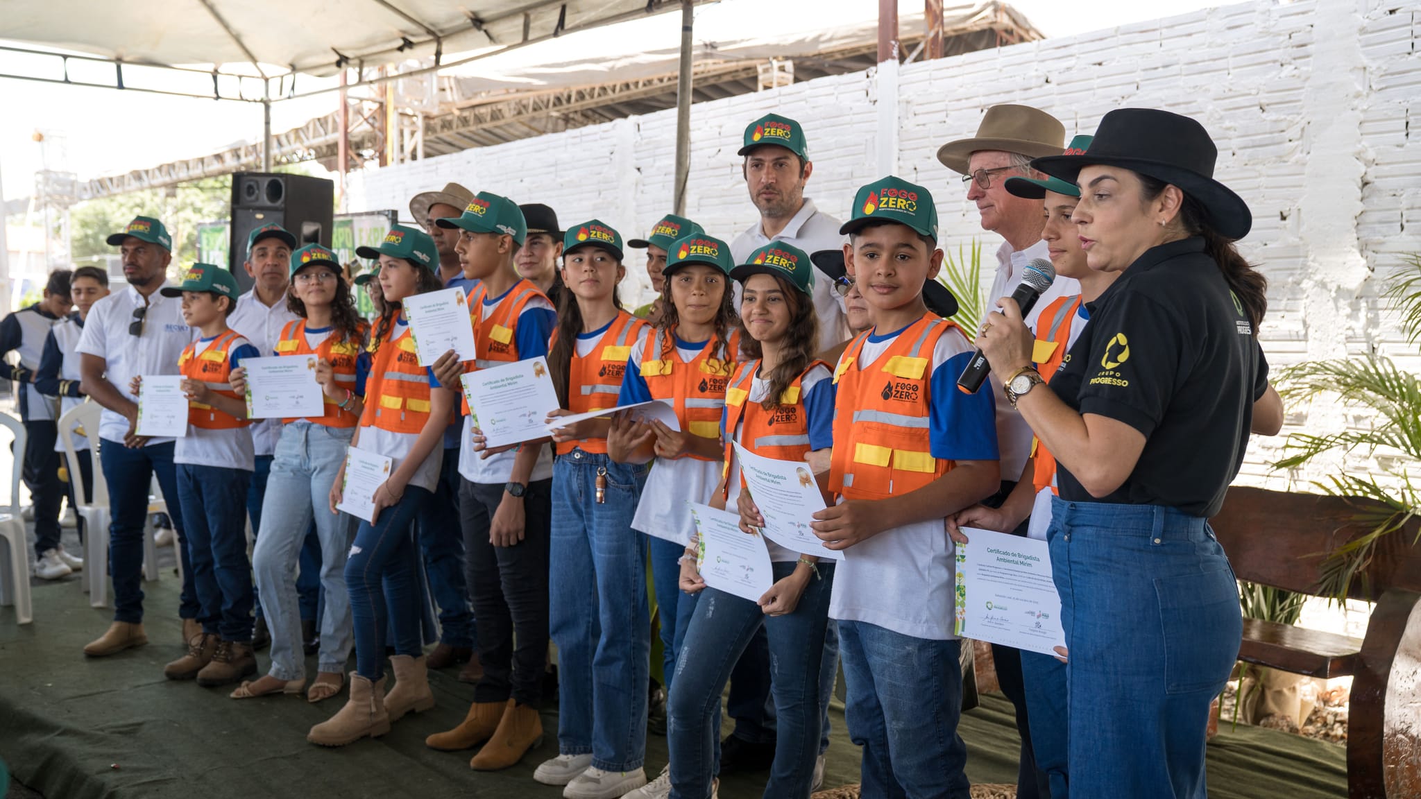 Crianças da Brigada Ambiental Mirim recebem certificados do Fogo Zero