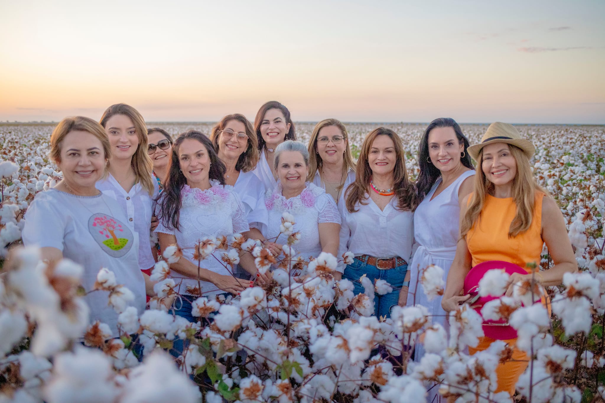 Integrantes do Mulheres de Fibra reunidas no algodoal ao entardecer