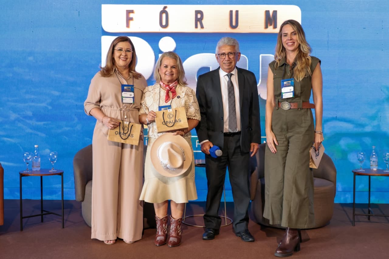 Ani Sanders posa no palco com os demais participantes do painel.